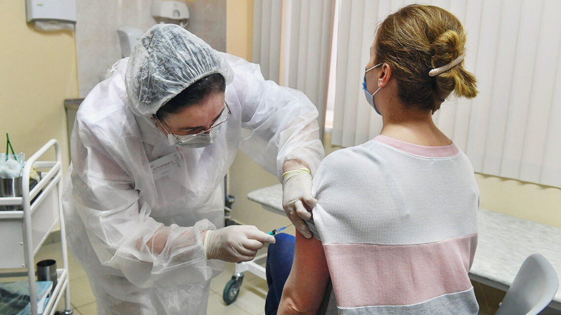 В Москве стартовала программа массовой вакцинации против COVID-19